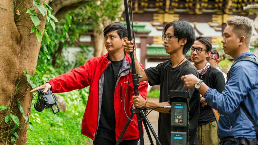 Đội ngũ quay phim làm việc chuyên nghiệp trong quá trình sản xuất MV Kim Chỉ Tây.