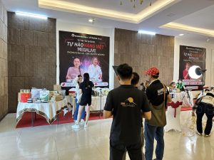 Chuẩn bị máy quay và ánh sáng cho sản xuất phim doanh nghiệ