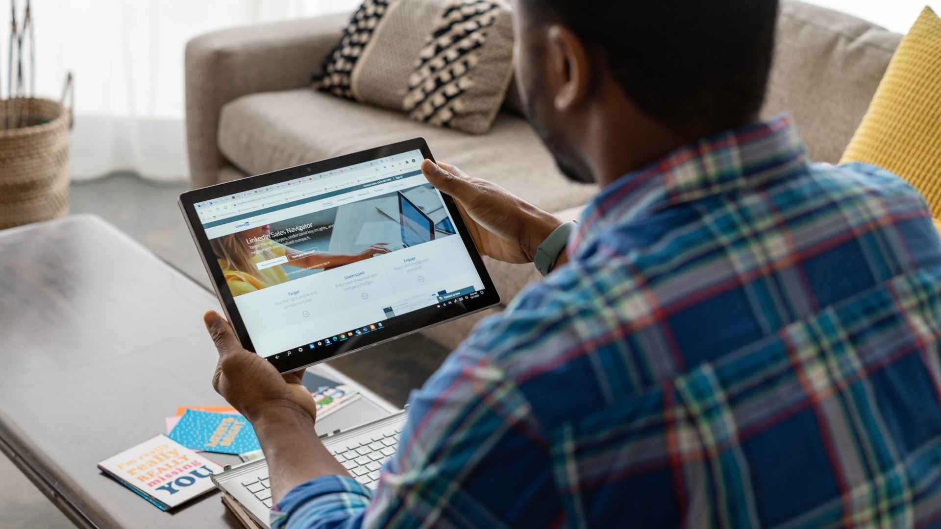 Freelancer tận dụng hồ sơ LinkedIn tối ưu để xây dựng thương hiệu cá nhân, mở ra cơ hội làm việc toàn cầu.