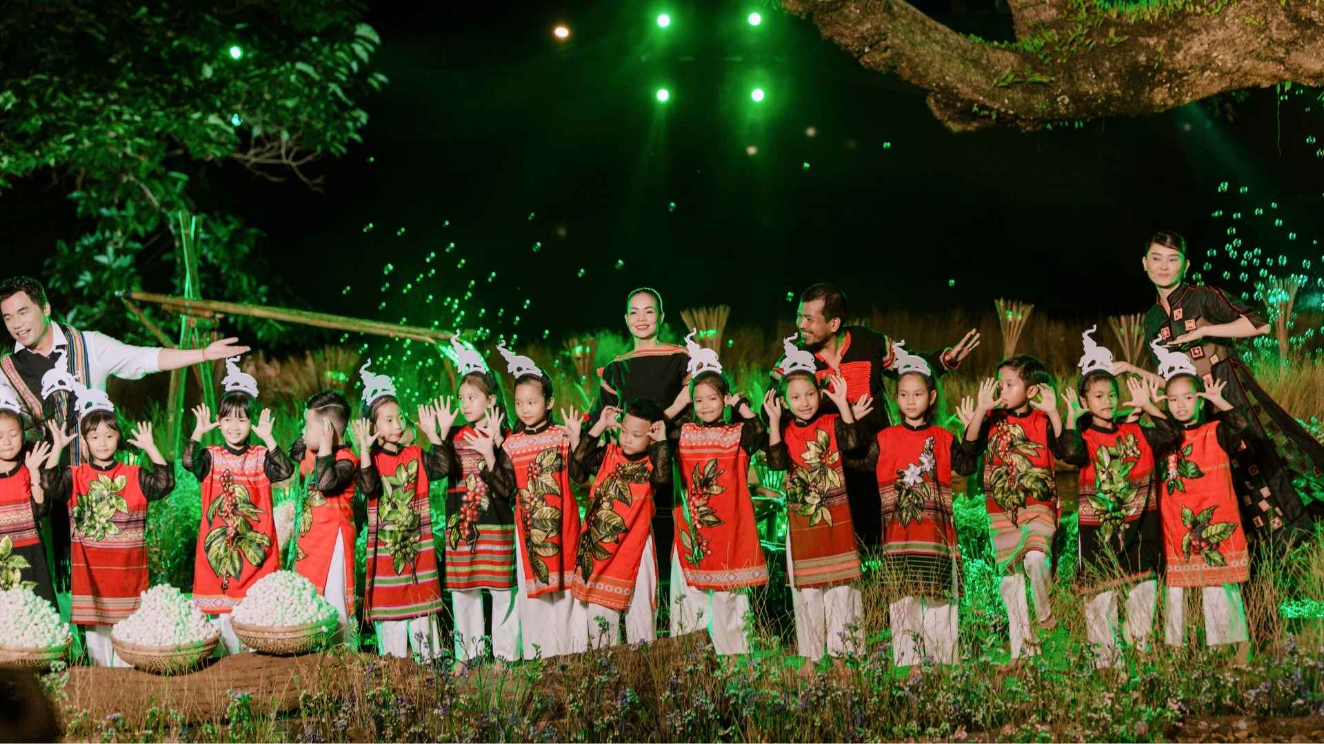 Trang phục thổ cẩm dành cho thiếu nhi