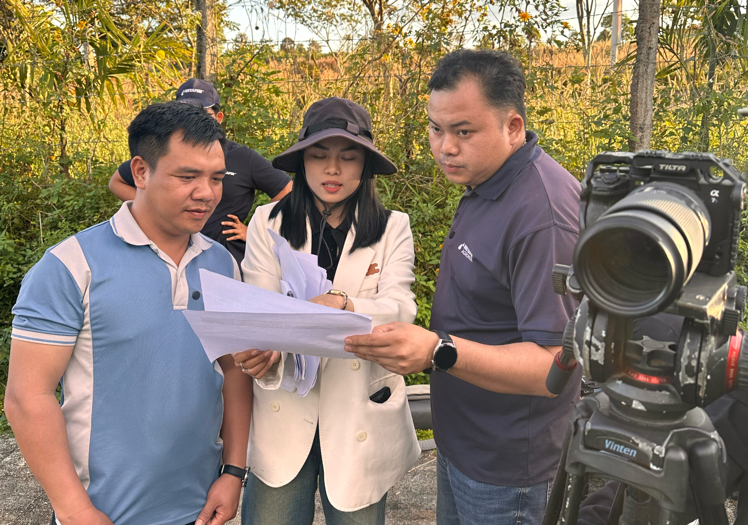 Biên tập viên Sun Media GL trao đổi kịch bản phóng sự cùng khách hàng