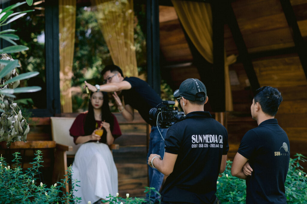 Cameraman quay TVC du lịch ngoài trời với thiết bị chuyên nghiệp - Sun Media GL