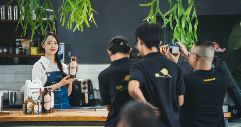 Ekip Sun Media GL chụp ảnh sản phẩm cho CooBee tại Gia Lai