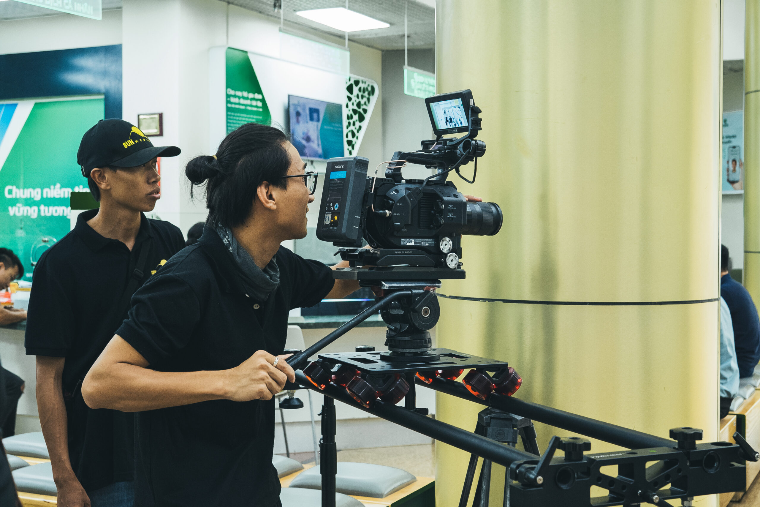 Ekip Sun Media GL quay TVC quảng cáo tại Vietcombank Gia Lai