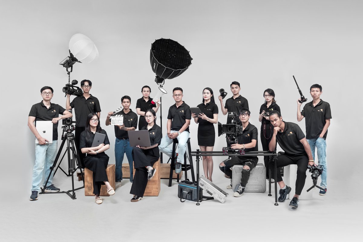 Đội ngũ sản xuất TVC chuyên nghiệp Sun Media GL tại studio